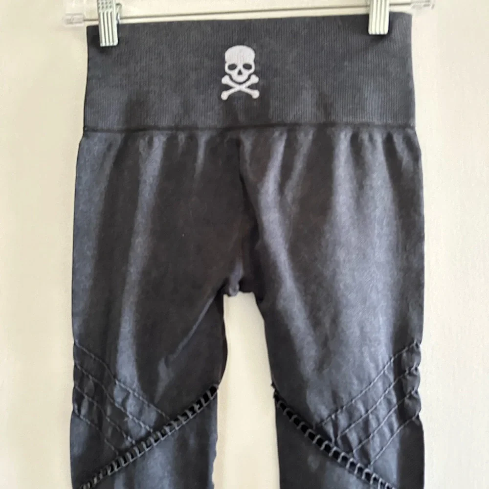 SoulCycle Dark Gray Seamless Cutout Ribbed Leggings size Small EUC - Picture 5 of 6